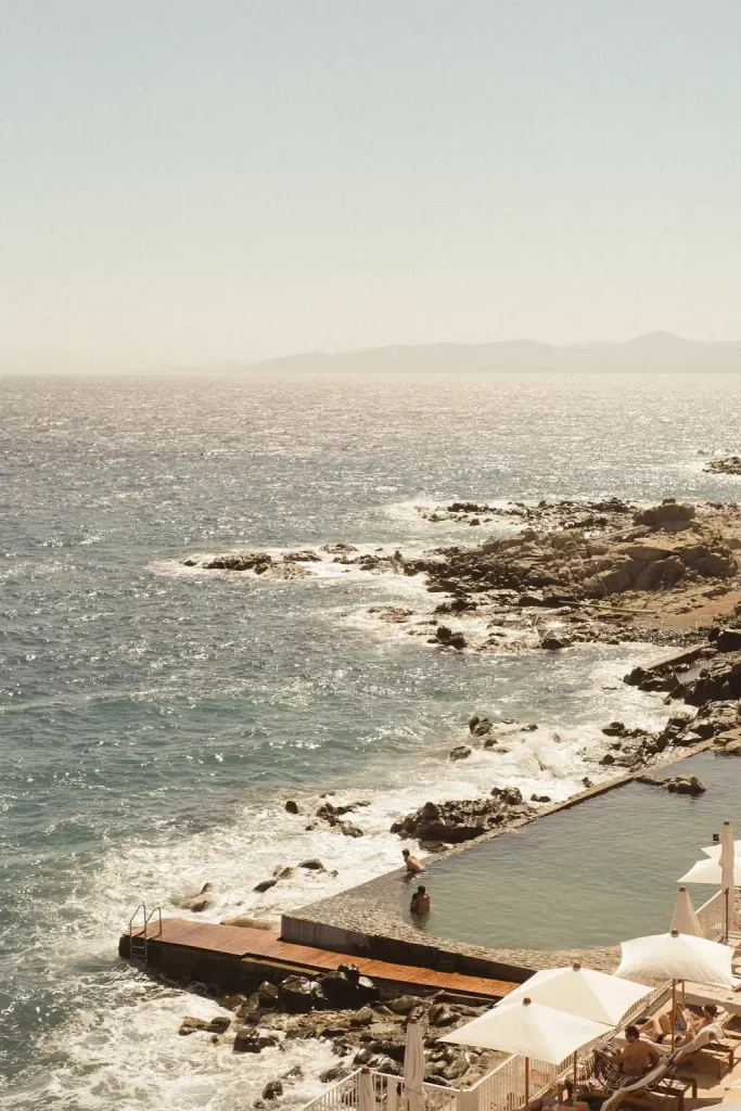 La piscine d'eau de mer des Roches Rouges et son ponton posés au ras des rochers, face à la Méditerranée, à Saint-Raphaël.
