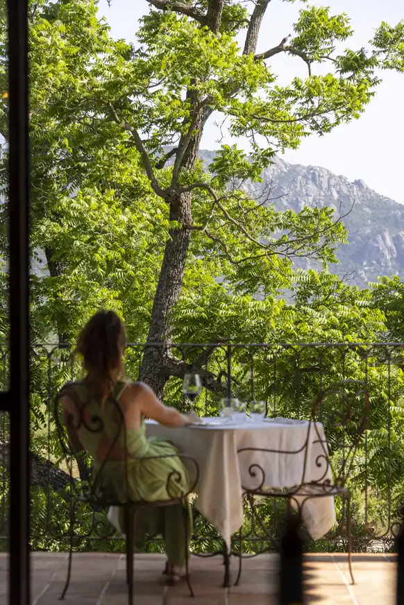Table dressée sur une terrasse privative avec vue sur la montagne corse au Hameau de Saparale.